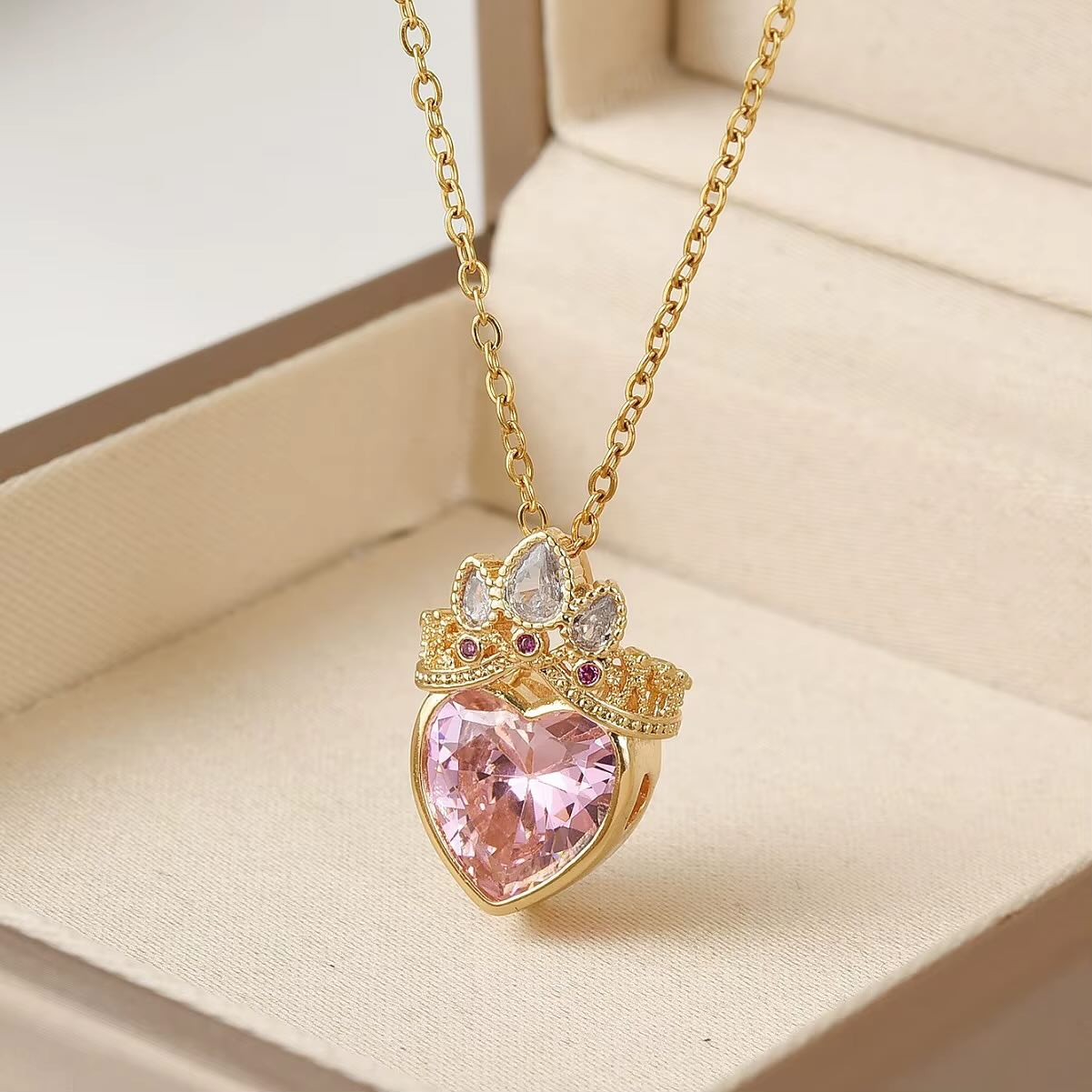 Collar de corona con dije de corazón rosado y cadena dorada, inspirado en la princesa Rapunzel.