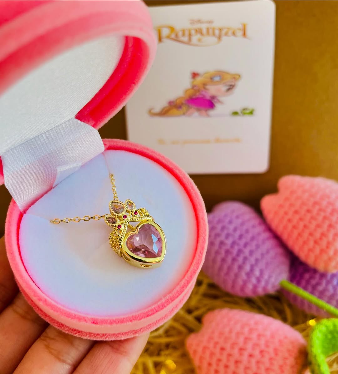 Collar de corona con dije de corazón lila
 y cadena dorada, inspirado en la princesa Rapunzel.