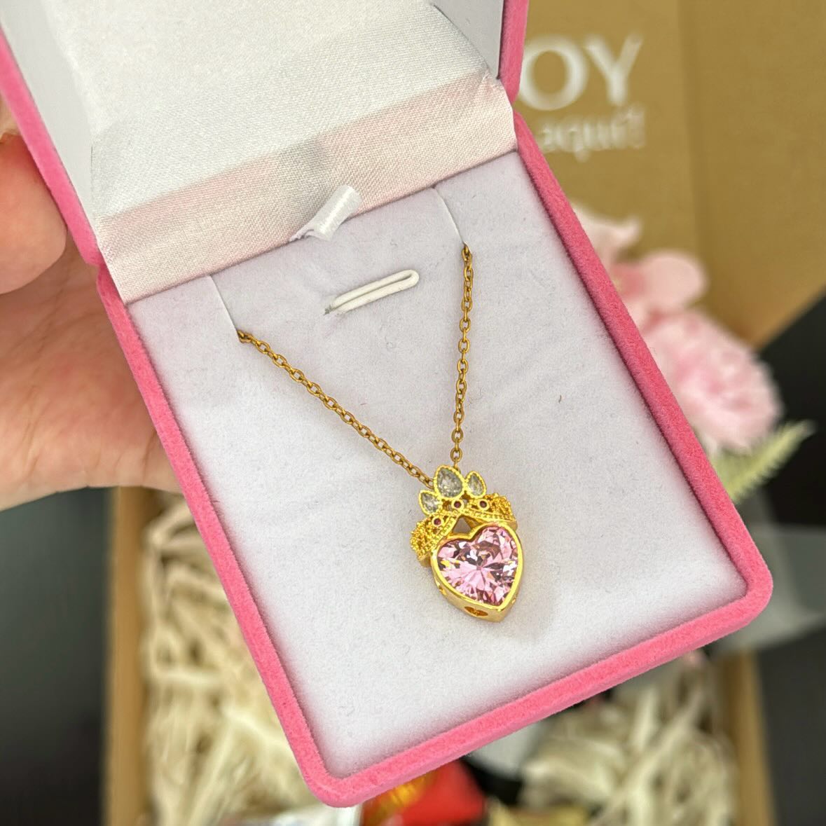 Collar de corona con dije de corazón rosado y cadena dorada, inspirado en la princesa Rapunzel.lilaaa