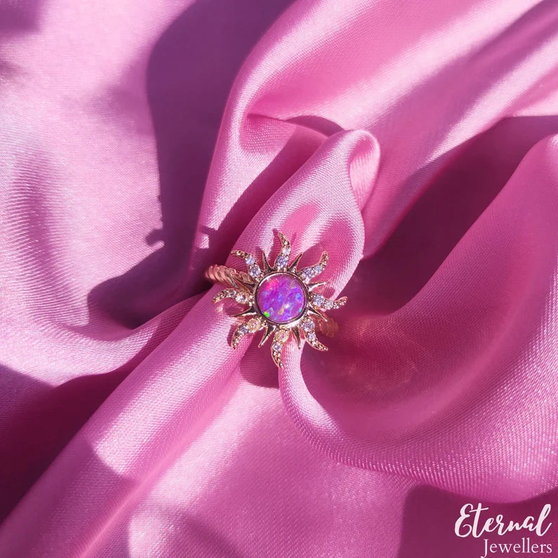 Anillo de sol ajustable en tono dorado, con un cristal rosado central y circones en los rayos, inspirado en la princesa Rapunzel.