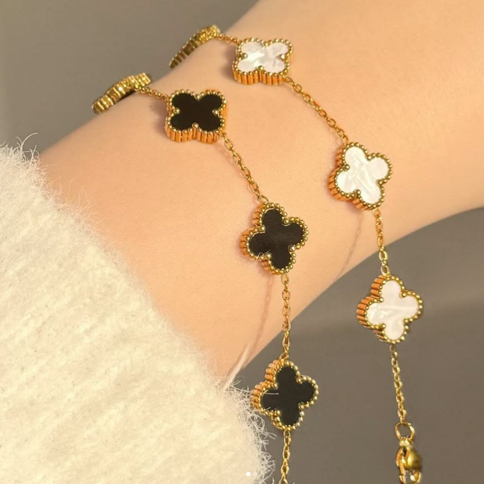 Pulsera de trebol negra y blanca inspirada en van cleef