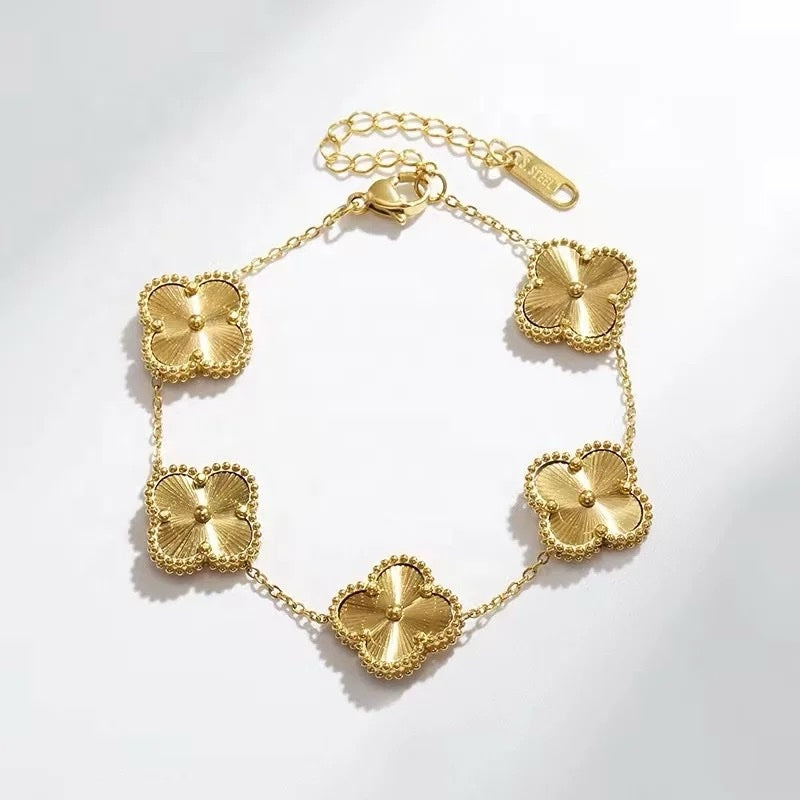 Pulsera de trebol dorado inspirada en van cleef