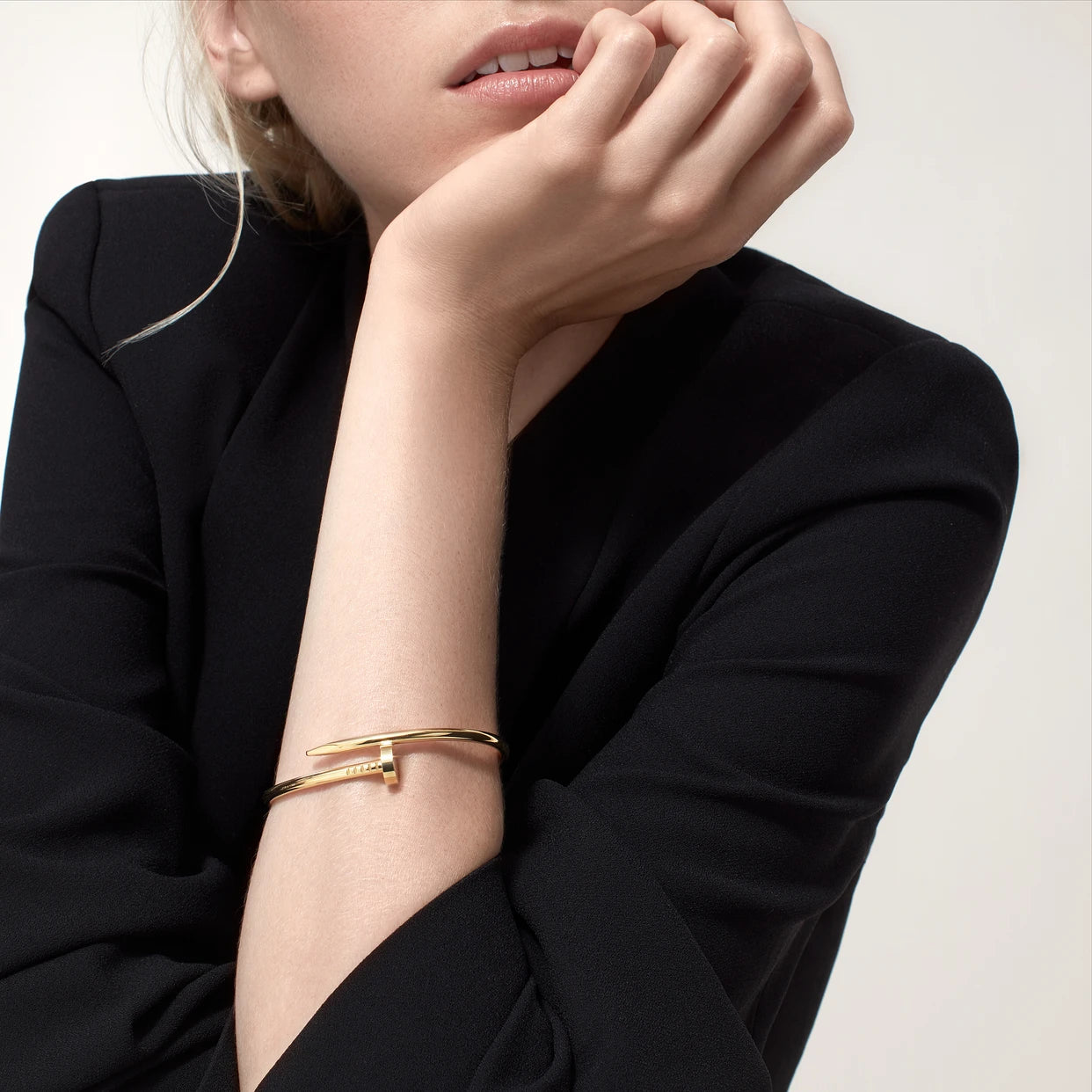 Brazalete Clavo (tipo Cartier) en mujer