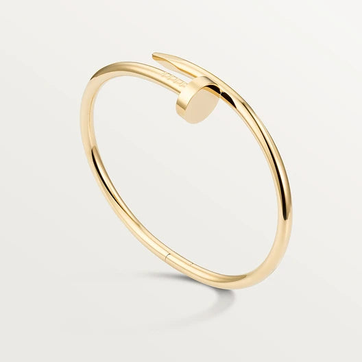 Brazalete Clavo (tipo Cartier) en tono dorado, fabricado en acero inoxidable.