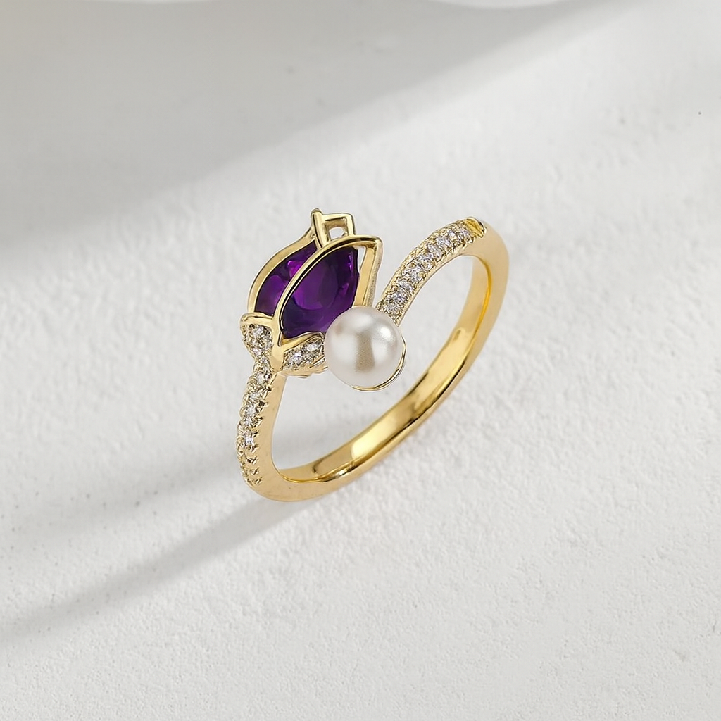 Anillo ajustable de tulipán con un acabado dorado, una perla en la base y el pétalo de la flor en color morado.