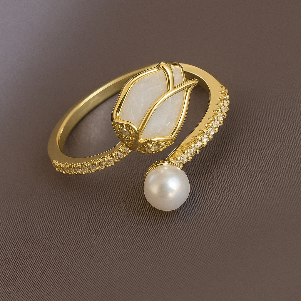 Anillo ajustable de tulipán con un acabado dorado, una perla en la base y el pétalo de la flor en color blanco.