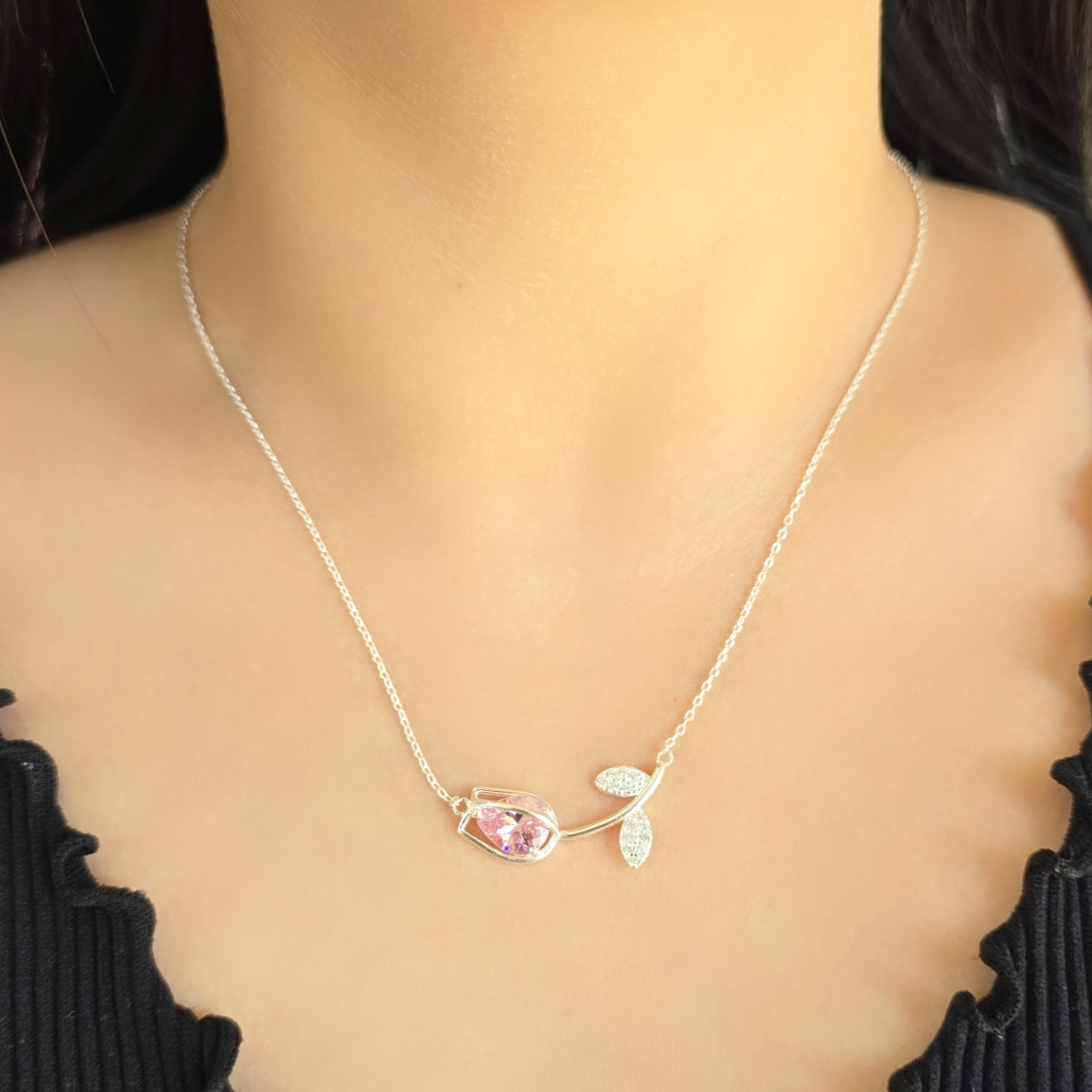 Collar de tulipán con acabado plateado y dije de cristal rosa.