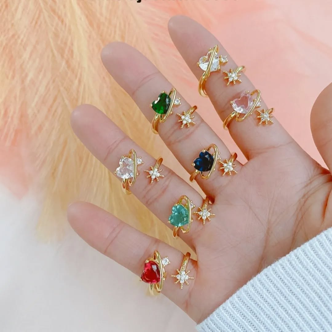 Anillo de Corazón Cósmico con un diseño que incluye un corazón, un aro orbital y una estrella.