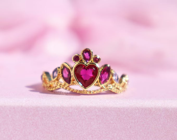 Anillos de princesas Disney, cada uno con un dije en forma de corona en diferentes colores: fucsia