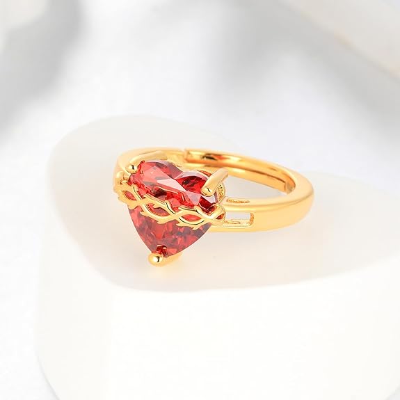 Primer plano del anillo del Sagrado Corazón, mostrando el detalle de las espinas y el brillo del cristal rojo.