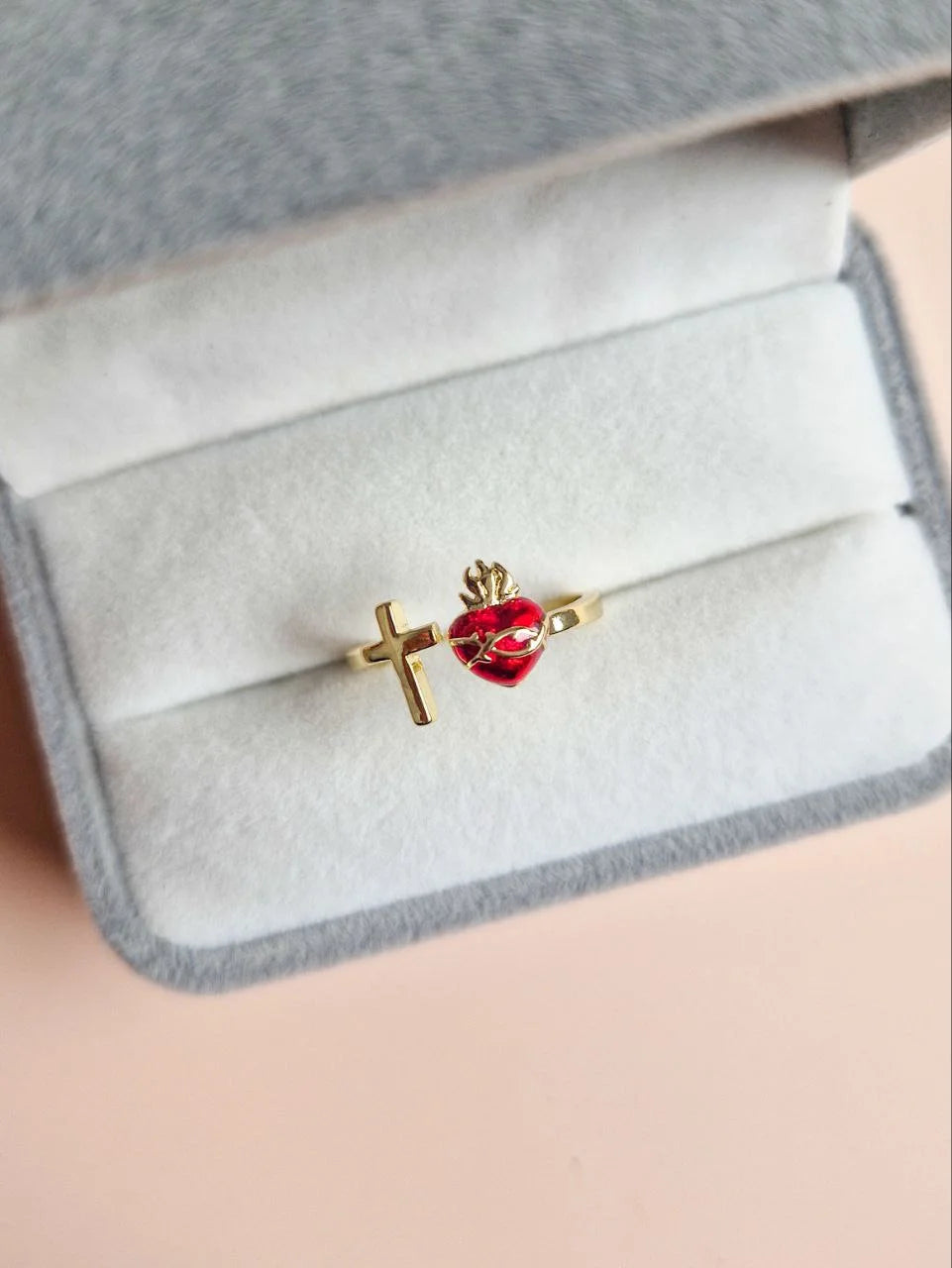 Anillo ajustable del Sagrado Corazón con Cruz, con acabado dorado y esmalte rojo.