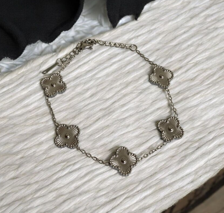Pulsera de trebol plateada inspirada en van cleef
