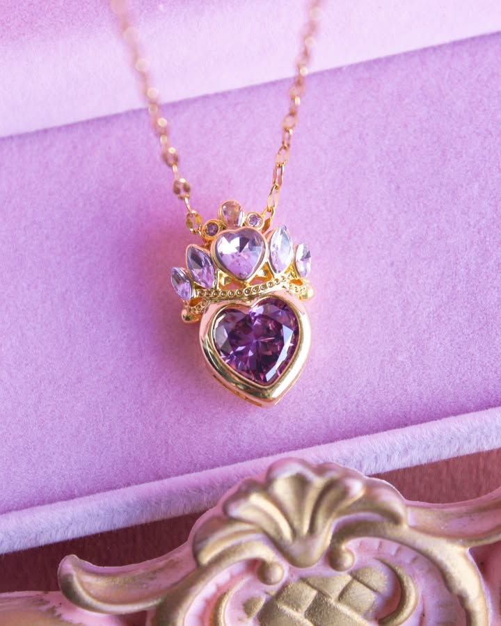 collar de princesa morado o lila.