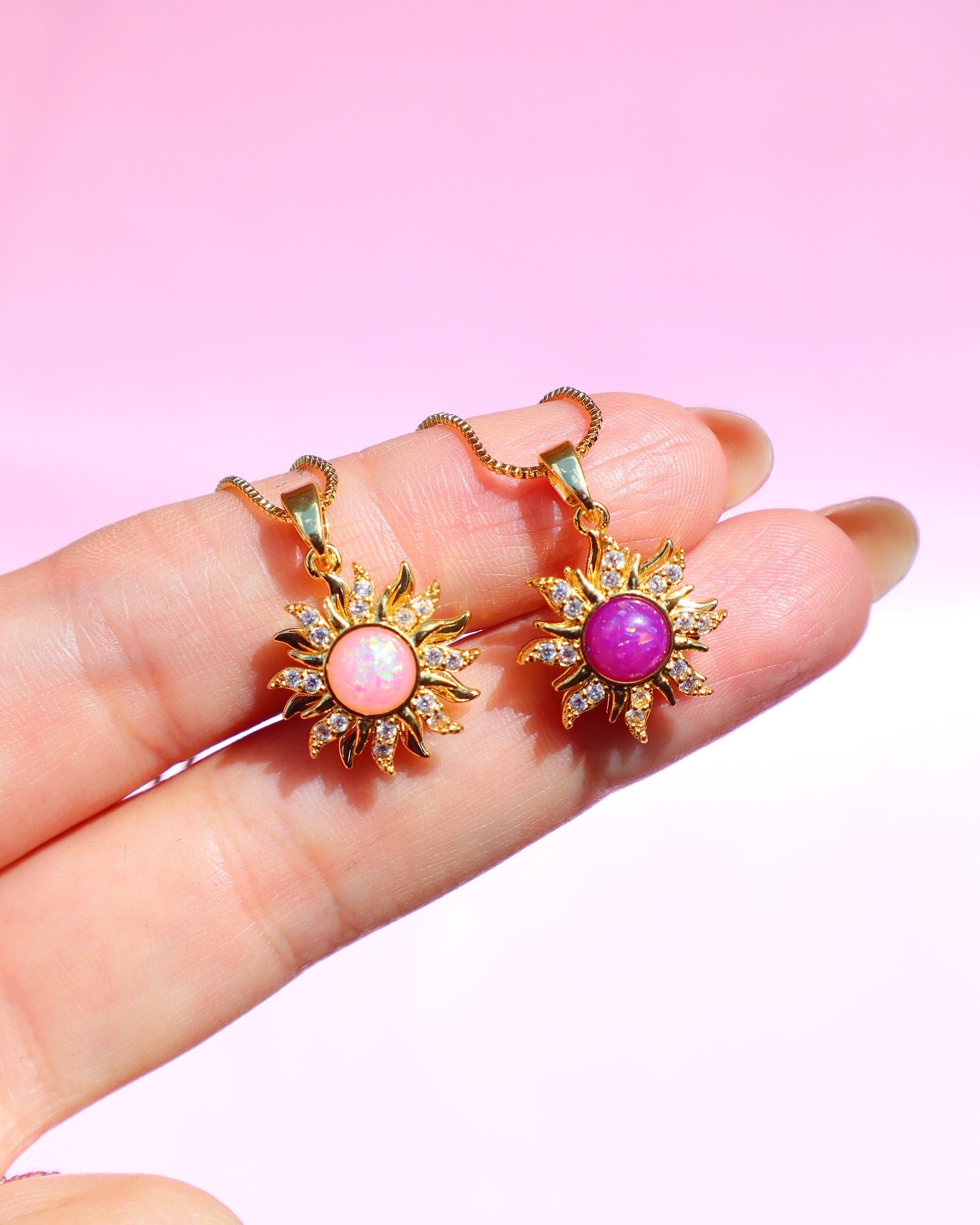 Primer plano de un collar de sol de la princesa Rapunzel, mostrando el mecanismo giratorio.