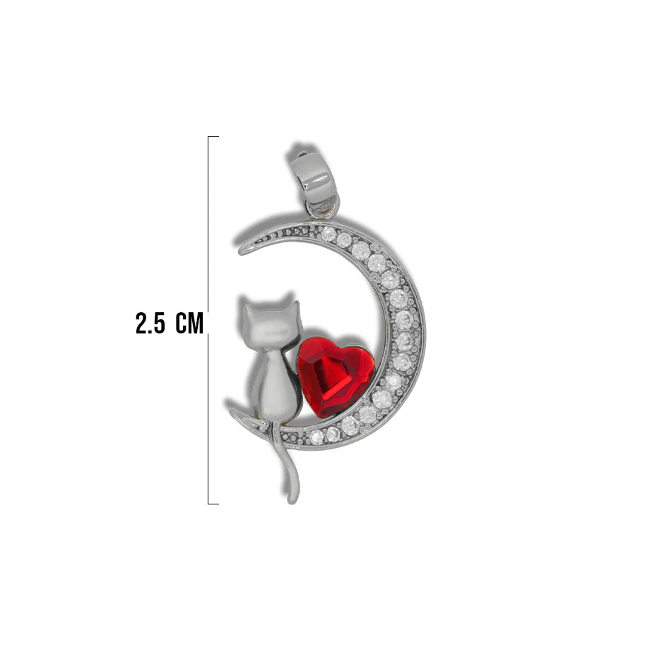 Collar con dije de gatito sentado en una luna, con un corazón central de cristal rojo  y acabado plateado