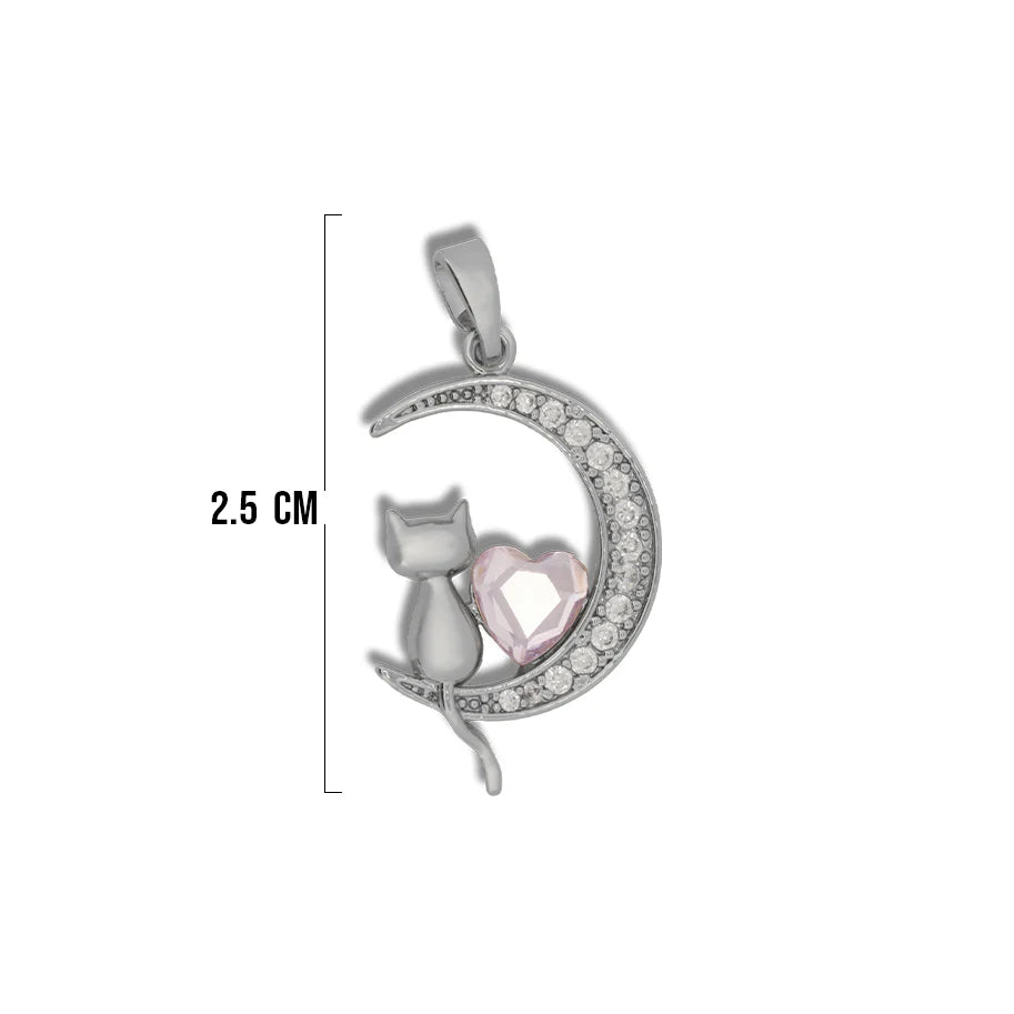 Collar con dije de gatito sentado en una luna, con un corazón central de cristal rosa y acabado plateado.