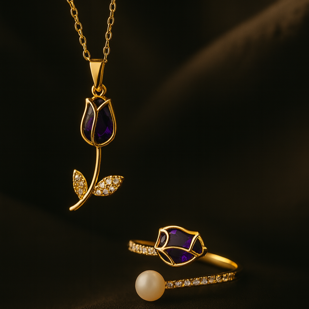 Anillo de tono dorado con una flor de tulipán morado y una perla.