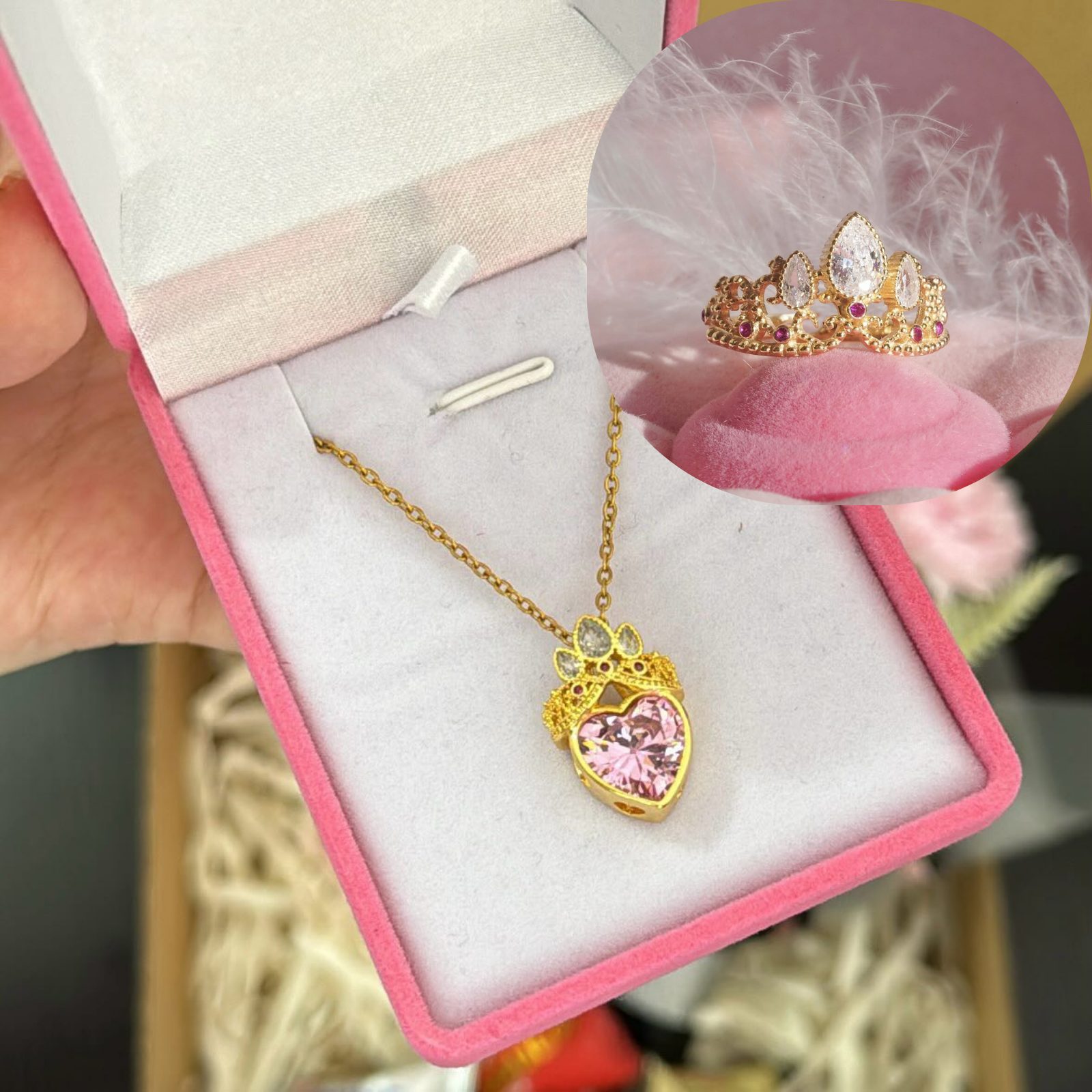 Anillos de tono dorado con diseño de corona y corazón, adornados con gemas de diferentes colores.