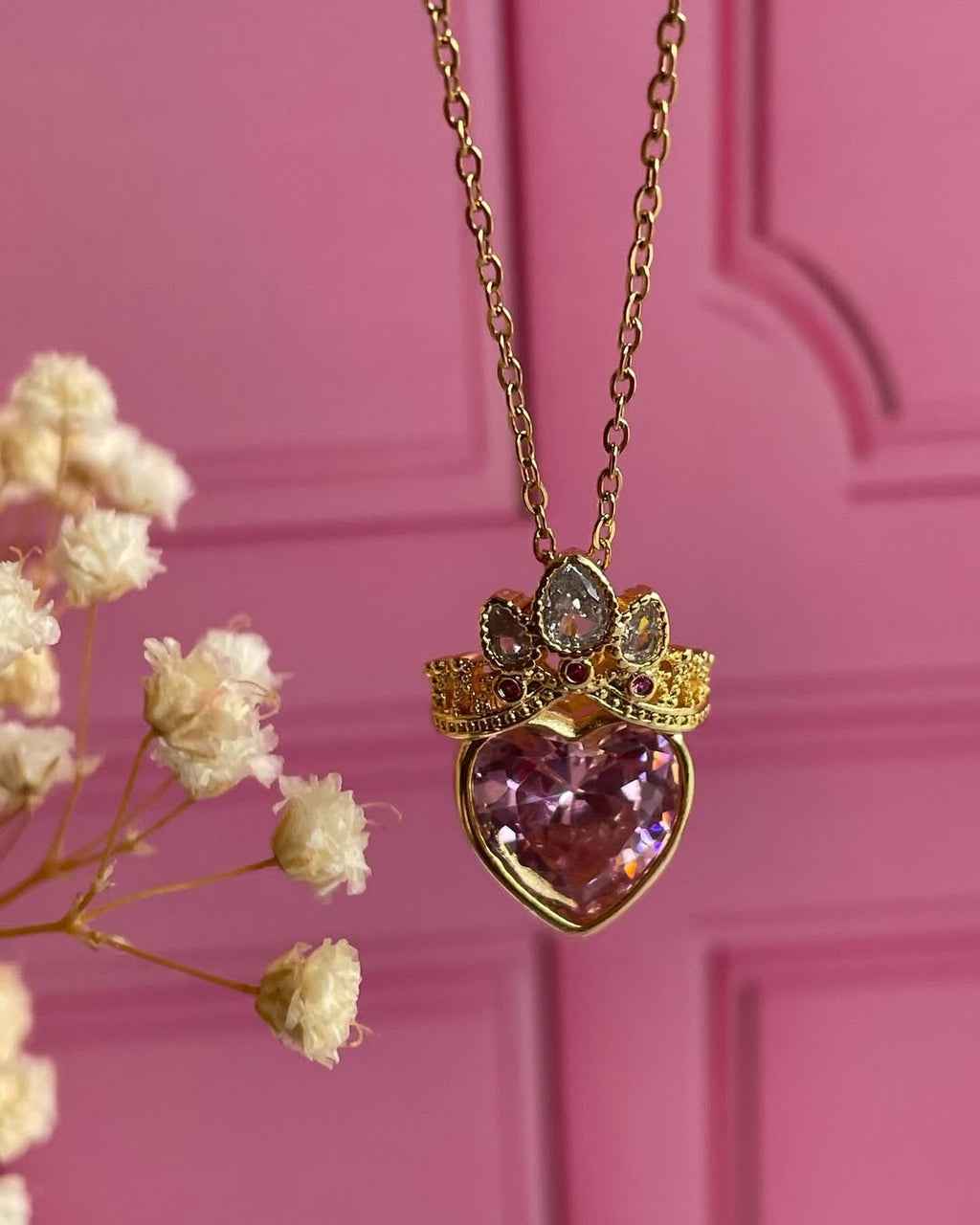 Collar de corona con dije de corazón rosado y cadena dorada, inspirado en la princesa Rapunzel.

lila
