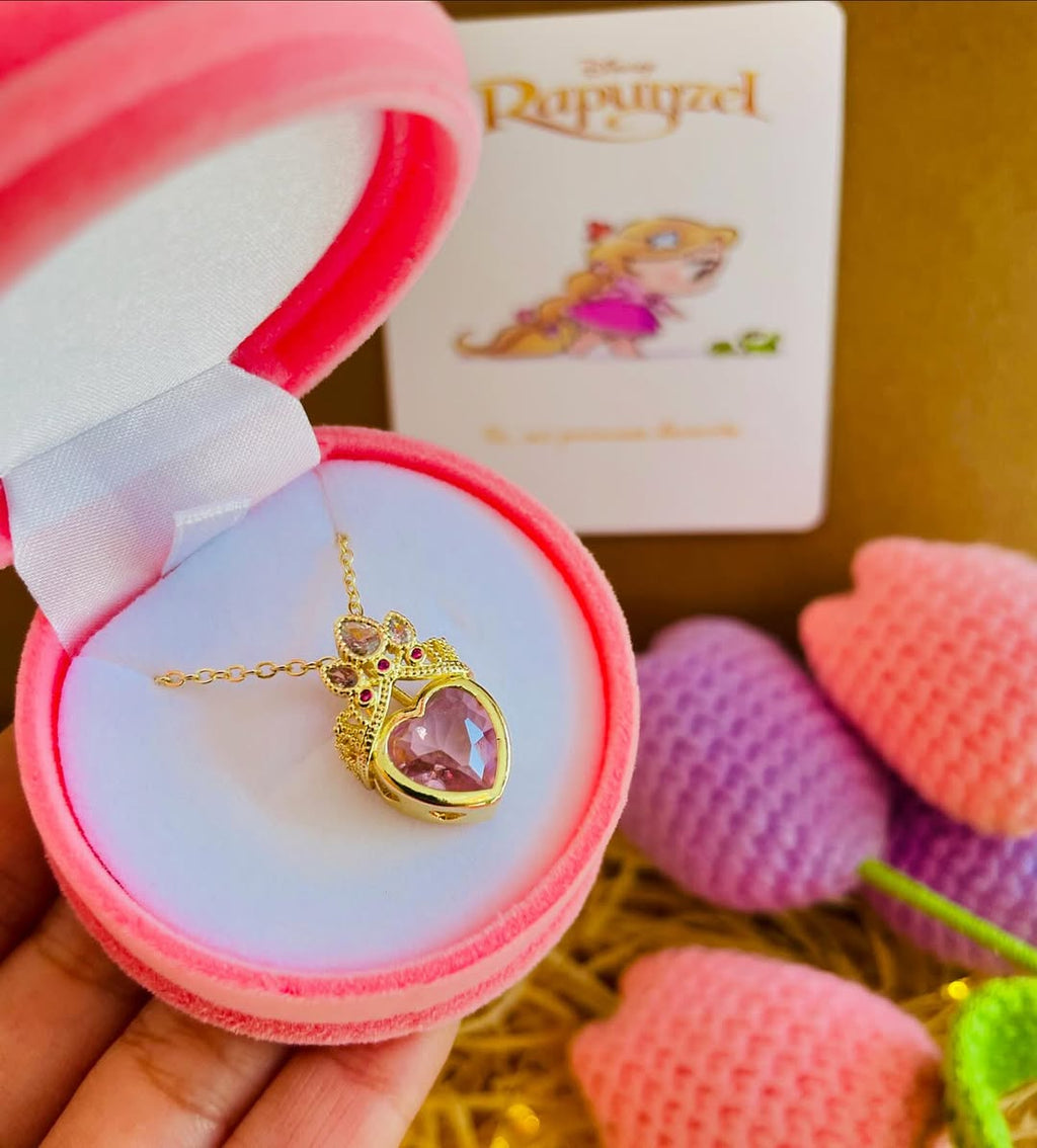Collar de corona con dije de corazón lila
 y cadena dorada, inspirado en la princesa Rapunzel.