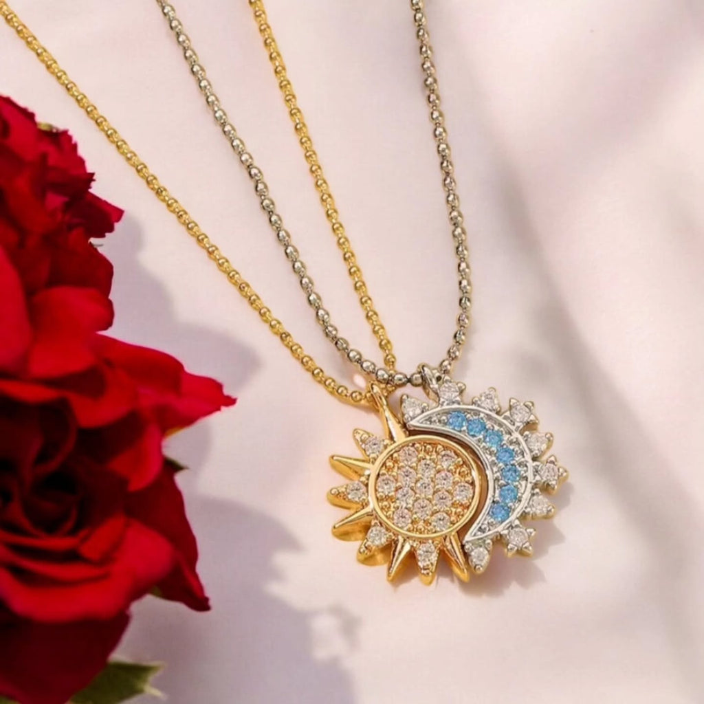 Set de dos collares para pareja: un sol dorado con circones y una luna plateada con piedras azules.