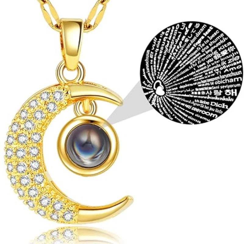 Collar de luna con acabado dorado y circonias, con un dije central que proyecta "Te Amo" en 100 idiomas.

