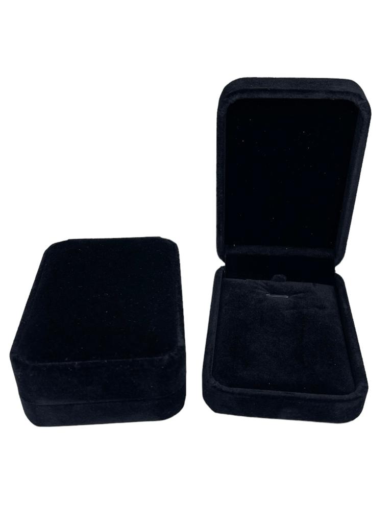 Caja de regalo de lujo negra de terciopelo para collar o pulsera, con interior acolchado.