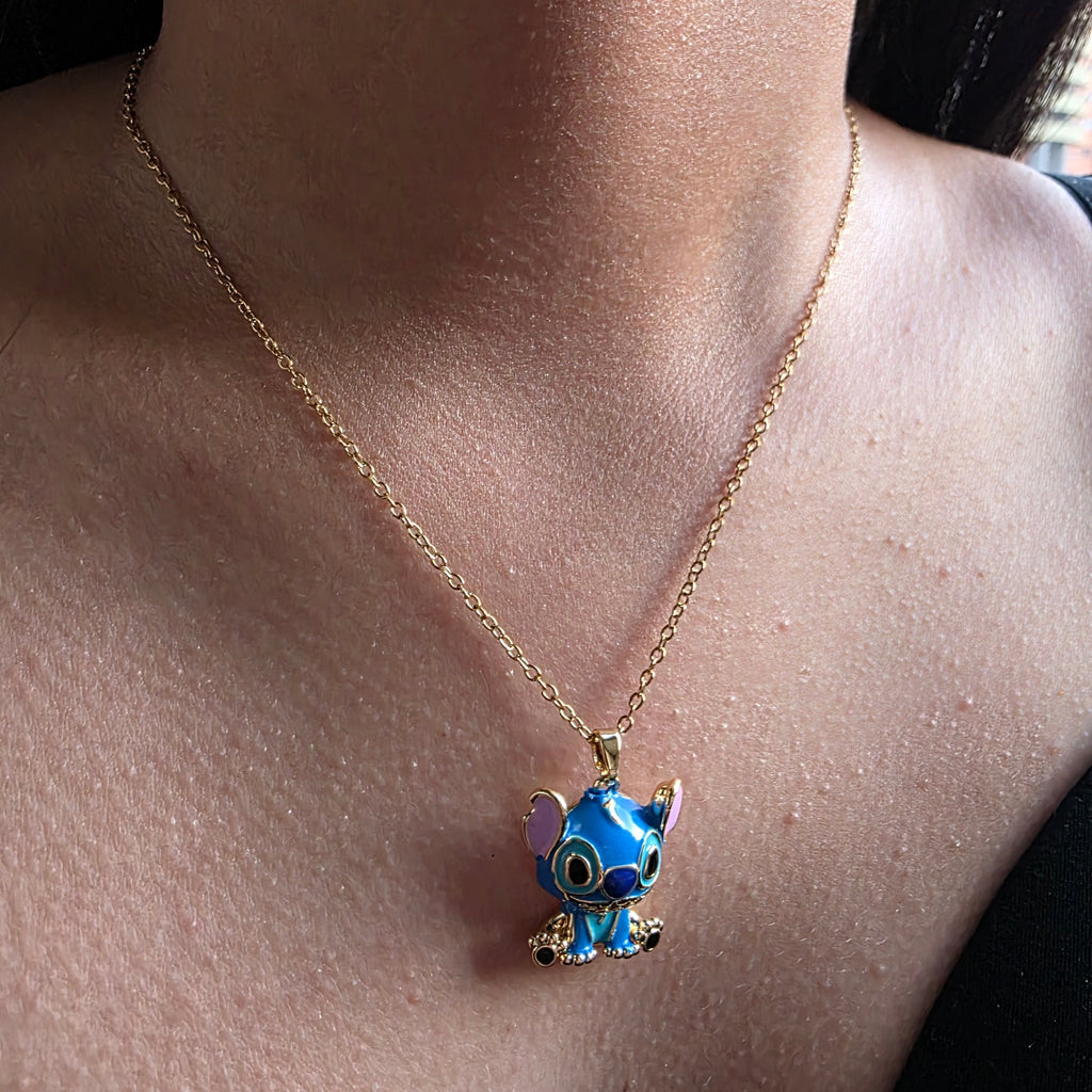 collar stich en el cuello de una mujer