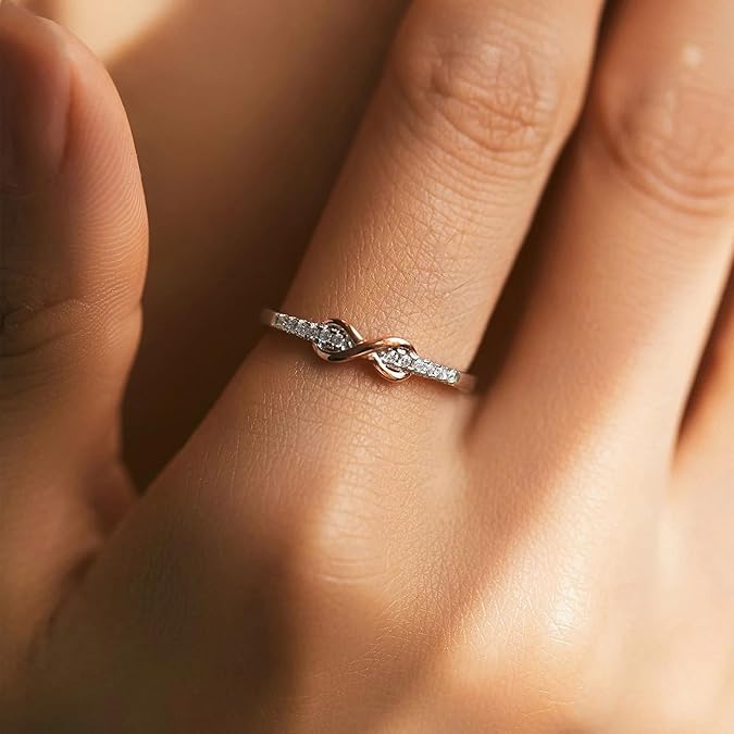 Anillo de plata 925 y oro rosa, presentado en una caja de regalo roja en forma de corazón.