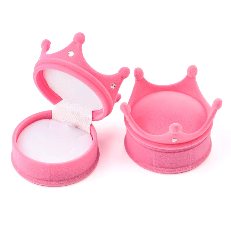 Caja de regalo de lujo rosa en forma de corona aterciopelada, ideal para guardar un anillo de compromiso.
