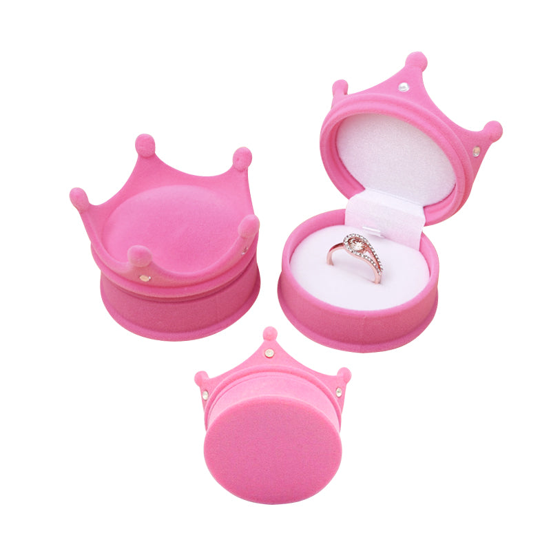 Caja de regalo de lujo rosa en forma de corona aterciopelada, ideal para guardar un anillo de compromiso o cualquier regalo.