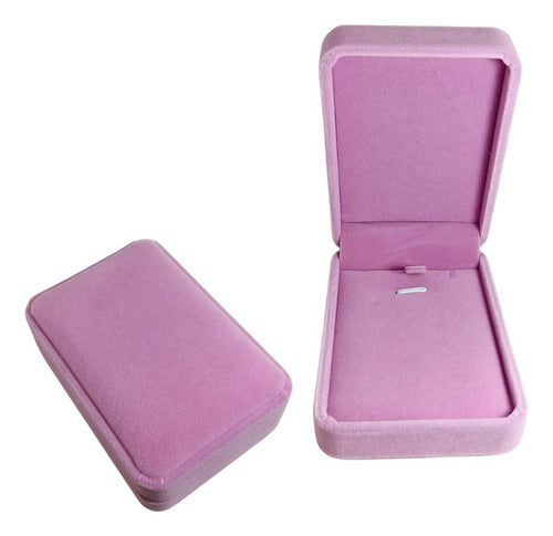 Caja de joyería rectangular en color rosa, abierta, mostrando el espacio para un collar o una pulsera.