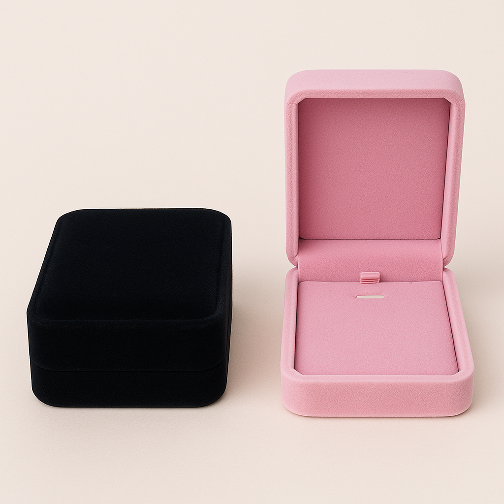 Caja de joyería rectangular en color negro y rosa, abierta, mostrando el espacio para un collar o una pulsera.