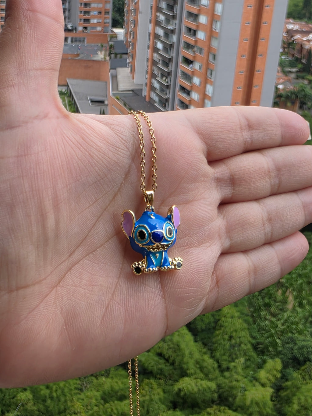 collar stich en la mano