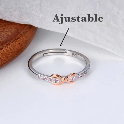 Anillo de infinito ajustable de plata en una mano, mostrando las circonias y el acabado de la joya.